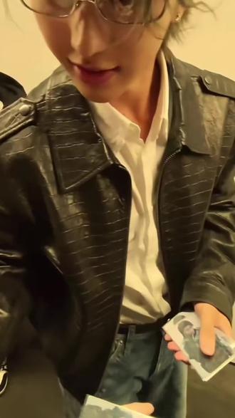 时间:2026年2月10日(农历北方小年)下午
地点:深圳腾讯音乐娱乐集团(TME)总部大楼
目的:为2月6日发行的新专辑《KUN》线下造势
🚀 现场盛况(零宣发+15分钟通知)
- 仅提前15分钟内部通知,零预热、零官宣
- 整栋楼瞬间沸腾:楼梯挤爆、电梯超载瘫痪
- 男员工应援超热烈,占比超六成,高喊“坤哥好帅”
- 蔡徐坤穿皮衣/西装,温柔互动:握手、击拳、发专辑周边,对合照说“没事没关系”#蔡徐坤 #kun #蔡徐坤直播 #篮球 #篮球男孩