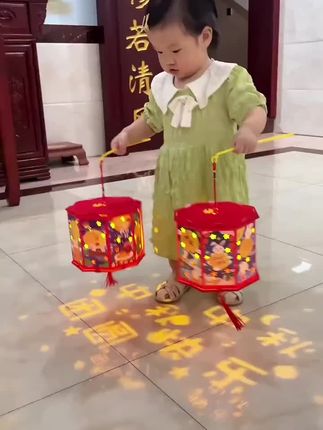中秋佳节将至,给小朋友准 备个这样的兔子灯笼,将图案贴在灯笼上,用自带的灯泡点亮它,就能投影出各种漂亮的图案,氛围感瞬间拉满#亲子手工 #创意手工灯笼#幼儿手工 #中秋灯笼