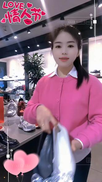 爱❤️要成双,鞋要成对👩🏻❤️💋👨🏻
情人节穿对鞋,浪漫不掉队
一步一温柔,一脚一心动
愿你所爱皆成双,所行皆坦途