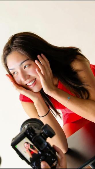 喜报连连!中国金花闪耀柏林!王欣瑜强势挺进四强!
就在刚刚结束的WTA500柏林站1/4决赛中,中国金花王欣瑜迎来了与西班牙选手巴多萨的强强对话!这场比赛不仅是两人职业生涯的第二次交手,更是王欣瑜冲击个人首个草地赛事四强的关键一战💪
此前在今年澳网首轮,王欣瑜0-2不敌巴多萨。而此次柏林站,王欣瑜状态爆棚,从资格赛开始就连胜四场,先后淘汰贾巴尔、卡萨金娜、高芙等一众高手,士气正盛🔥
比赛一开始,王欣瑜就迅速进入状态,凭借出色的发球和底线进攻,在第一盘就以6-1的悬殊比分强势拿下,给了巴多萨一个下马威!
进入第二盘,王欣瑜延续火热手感,开局就取得了40-0的领先优势。就在大家以为这场比赛要进入焦灼阶段时,巴多萨突然选择退赛,王欣瑜也就此顺利晋级四强🎉
这场胜利对于王欣瑜来说意义非凡,不仅成功复仇巴多萨,更是创造了个人草地赛事的最佳战绩!让我们一起为王欣瑜欢呼,期待她在接下来的比赛中继续创造奇迹,向着冠军发起冲击🏆
#王欣瑜 #网球 #柏林站 #体育赛事