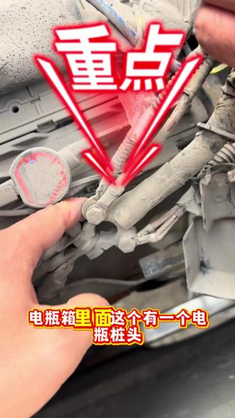 汕德卡尿素液位不显示 有同样的问题可以重点检查这个位置#自动挡 #上海自动挡维修 #上海党总