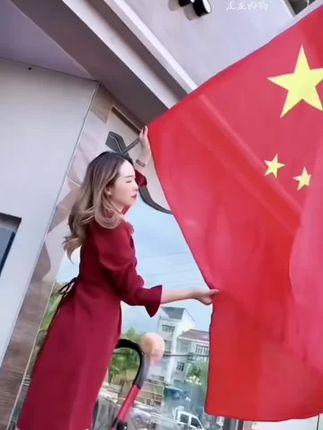 店面门口斜插五星红旗欢度国庆 #欢度国庆 #清澈的爱只为中国#国庆节#五星红旗#致敬