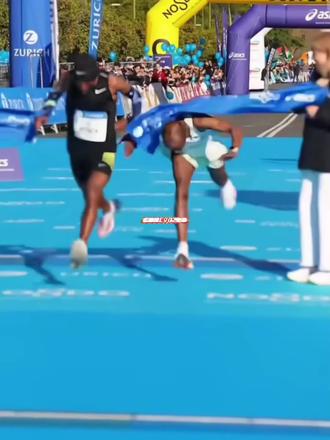 马拉松史上最极限绝杀!0.005秒定胜负!
比赛结束半小时才分出冠军?你没看错!在2026塞维利亚马拉松上,冠亚军的对决,真的是难解难分,精确到了千分位,靠终点的照片分辨,基塔塔才以0.005秒的优势,战胜埃塞同胞希登夺冠。他俩的成绩都是2:03:58,如今跑马拉松也要练百米了呀,太难了!
被称为后跟之王的基塔塔,穿着也是引人注目。他的背心短裤,是耐克的18年精英款,鞋子则是阿迪神鞋EVO2,现在应该是空窗期。后跟爆踩evo2会反向加速吗?
海登则是一身的耐克,但是鞋子并不是AF4,依然是AF3。虽然碳板加气垫的配置,依然能打,但是AF3发售已经近两年了,长时间的不更新,总让人觉得差点意思。世界田联官网上,最新上的这款“无气垫”版本,会是耐克的大招吗❓
#绝杀 #后跟落地 #evo2 #alphafly4 #马拉松跑鞋推荐
