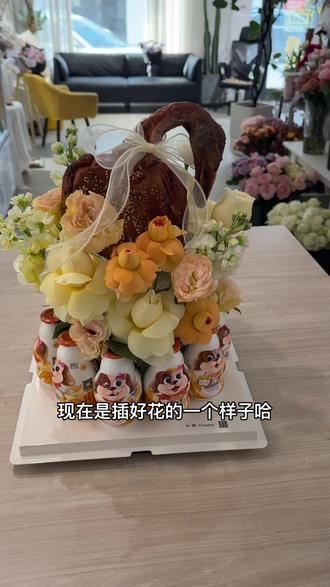 #庄寨花店#烤鸭花束#搞怪花束#送闺蜜 #创意花束
不是男模点不起,而是烤鸭更有性价比