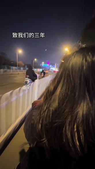 情比金坚 友谊也是如此
2023 8月 我们第一次见面 你给好多人糖和贴纸 也给了我 我们认识了
2023 9月 我在扮演霸道总裁 把你当成我的小娇妻 熟络了
2023 10月 我的生日 我跟你到厕所让你给我意思意思 过两天没想到你真的给我了礼物
2023 11月 早上上学偶然遇到你 从此我们就明天一起上下学
2023 12月 天越来越冷了 我们玩的也越来越好了
2024 1月 我每天天还没亮就蹬着自行车去你家里 你生日那天我花了二十多在文具店给你买了个挂件 你生日那天还下雪了
2024 2月初 那天雪下的太大了 不上学 我不知道 我去你家发现你还没起才知道不上学 你起床送我回家 拍下了我们最珍贵的一张照片
2024 2月 我们在扮演师生恋
2024 3月 我每天发神经 你就陪着我发神经
2024 4月 我们玩的越来越好了 在学校一起唱歌
2024 5月 我们为了不上课去跳啦啦操
2024 6月 我们喜欢上了左奇函 张桂源 每天都在聊他们
2024 7月 开始成为特别好的朋友 开始有了约定 一起换头像
2024 8月 每天在手机上聊天 开始发有关于对方的朋友圈
2024 9月 开学了 给你了信 慢慢开始写信了 换校区了 去了你的小学
2024 10月 我的生日给了一箱的礼物 很感动 感动哭了 我们开始拍手势舞
2024 11月 开始每周一有时间就出去玩 拍手势舞 吃好吃的
2024 12月 好到不能再好的关系了 但是开始有矛盾 不过都会解决 开始认对方父母为干妈
2025 1月 耗时4个月的生日礼物给她了 他很感动 一起跨年
2025 2月 我们的525天 给我写了很长的小作文
2025 3月 春天来了 依旧我们俩
2025 4月 去野餐
2025 5月 去吃了心心念念的烤肉自助
2025 6月 一直出去玩 开始化妆
2025 7月 一起穿斜肩衣服 短裤
2025 8月 我去唱歌她就陪我一起去
2025 9月 开学了 我们也经常有矛盾 但是一直都在好好解决问题
2025 10月 最后一年了都很舍不得对方
2025 11月 每天放学去溜 不回家 一直玩到七点半
2025 12月 她的姐姐结婚 我去当伴娘 很有意义
2026 1月 跨年 马上毕业了 想考同一个学校但专业分数不同
我们的故事还在继续 虽然只认识了三年 但我早就离不开你了@我
#友谊