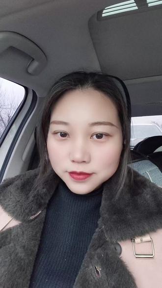 《赠别》杜牧。娉娉袅袅十三余,豆蔻梢头二月初。春风十里扬州路,卷上珠帘总不如。#娉娉袅袅十三余豆蔻梢头二月初 #每天一首古诗词 #古诗词朗诵