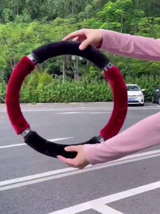 冬季保暖毛绒汽车方向盘套 保暖防滑不掉毛 五座七座车型可用,安装简单 多色可选#汽车方向盘套 #毛绒方向盘套冬天必备#越便宜越划算 #车载好物 #在抖音入手的好东西