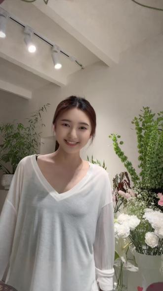 亲节送礼不用纠结
不知道选什么,就送一束鲜花
花香藏温柔,鲜花寄深情
愿时光善待我的妈妈
#鲜切花 #温柔ins风 #生活不能没有鲜花 #母亲节 #母亲节花束
