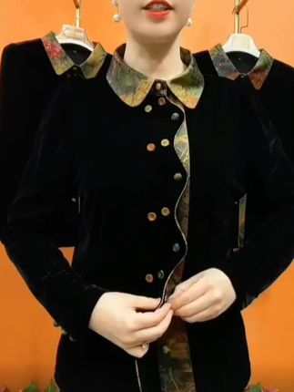 #妈妈秋冬时尚娃娃领丝绒小衫短款中老年女装秋季洋气@与辉同行 @DOU+小助手 # 开衫拼色上衣