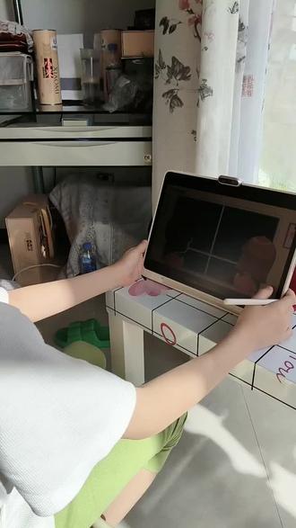 孩子用学而思学习机做题的时候,图形和数字能一起对照着看,这个设计挺直观的。孩子理解起来不费劲,慢慢地,好像也养成了数形结合的思考习惯。我们看着也觉得挺顺心的。