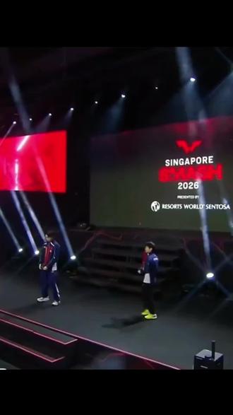 莎局点头表示很满意😂#新加坡大满贯#男女单冠军合照