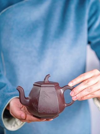 六方茄瓜 #今日分享 #名家紫砂 #黄龙山原矿 #紫砂壶 #茶器茶具 🔥独家发售🔥 品名:六方茄瓜 作者:高级工艺美术师 周云 容量:300cc左右 泥料:精选原矿紫泥料 全手工制作,泥色清润大方,壶雅量适中。老师精心全手工制壶,线条圆润结合更显气韵生动。整壶饱满润泽,线条流畅,各部细节衔接自然,弯流曲折别致、耳形把与茄段壶钮线面挺括,方正端庄,刚柔并济更显力蕴。蒂瓜钮辗转自然,生动。值得珍藏👍