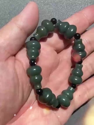 掌中一抹温润,新疆和田玉葫芦手串,如岁月沉淀的福泽#无限回购的宝藏单品#男士神仙单品#新疆和田玉葫芦手串手链