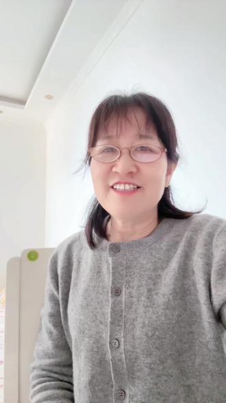 第17集:如何设置防止粉丝被“偷”。
今天手把手教你一招,牢牢守住粉丝,担心记不住,赶紧点赞收藏。手机知识分享
打开抖音,点右上角三条杠,进入设置,找到隐私设置。
点开关注与粉丝列表,默认公开可见,外人随便查看,很容易被同行截流偷粉。
直接改成仅自己可见,别人看不到你的粉丝和关注,再也偷不走你的流量和粉丝了。#中老年人学手机#个人信息与权限 #账号管理系统 #活到老学到老 #口播短视频知识分享
