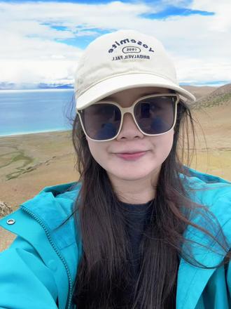 这个年纪我怎么还是废材宅女啊!每天熬大夜看小说,我不应该是桃花眼,薄唇紧抿,生的极好但脾气不好武力超群,资质非凡,一身玄色黑袍挡不住的宽肩窄腰,以一敌百,睁眼如墨的眼,在光影之中高马尾被吹起,无情道天才吗!世界你搞错了吧,我怎么会是每天熬大夜的废柴宅女?
我应该仗剑天涯,闻遍天下花香,听遍天下鸟鸣。我应该独坐敬亭山上,感受气灵一点点归顺体内,感受血流被灵力填满。
我应该剑指苍天,大喊:"区区天道,能奈我何..."我应该与剑意念合一,做到剑在我在,剑指我所思。我应该站在黄沙戈壁,望向苍天留在世间的最后一只眼。
我应该偷偷溜进藏书阁,翻遍剑谱只为读到那一句:"剑谱第一页,先扎高马尾。"
我应该打遍天下无敌手,剑修榜魁首收入囊中。我应该站在凌霜飞雪的山上,只一招便一剑霜寒十四洲。我应该路见不平劫富济贫,与剑灵隐居于琼花山上,对着那上山求见之人轻笑"剑尊,我吗?"我应该不断这一生桀骜,鬟边爬上霜雪时,坐在山头,低声呢喃一句:"剑来。"
抱歉,我就是一位极品忧郁剑修。#江湖病 #小说病