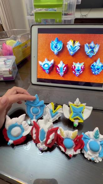 我居然把奥特曼光戒做出来了,一共有七个,分别是#银河奥特曼#罗索布鲁奥特曼#欧布奥特曼#艾克斯奥特曼#捷德奥特曼 和维克特利奥特曼。大家喜欢哪一款?橱窗里有同款粘土。