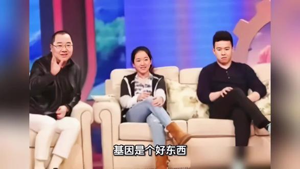 基因是个好东西,英达总共两个孩子,道路不同却同样优秀
说来也怪,同一个爹,两个儿子,愣是走出了两条截然不同的路。大儿子巴图,随了母姓,跟着宋丹丹长大。在娱乐圈扑腾过一阵子,没激起太大水花。
后来转头进了直播间,靠着那点天生的幽默感和实在劲儿,带货倒带得风生水起。不管别人怎么看,钱是真没少赚。
小儿子英如镝,是英达嘴里那个“最满意的作品”。当年为了他练冰球,英达卖房子、建冰场,陪着一块儿往美国跑。现在他是国家冰球队队长,打过冬奥会,正儿八经在赛场上为国争光。
一个在手机屏幕里吆喝卖货,一个在冰场上为国拼杀。都挺成功,但成功这俩字儿,搁他俩身上,滋味儿完全不一样。
回头想想也挺感慨的。巴图从小没在父亲身边长大,现在靠自己的嘴吃饭。英如镝被父亲捧在手心,现在靠自己的腿滑冰。一个缺过陪伴,一个不缺资源。各有各的难,也各有各的福。
说到底,日子都是自己在过。外人看着热闹,关上房门,酸甜苦辣自己咽。