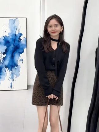 2025早秋新款韩系设计感挂脖露肩长袖丝绒上衣女豹纹半裙两件套装#半身裙 #韩系穿搭 #时尚女装 #半身裙套装 #谁穿谁好看