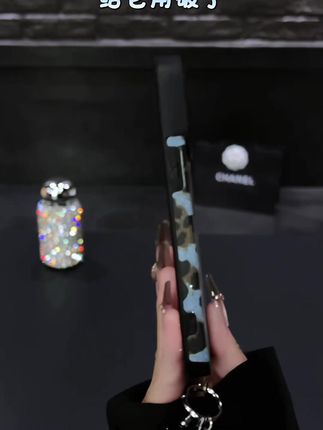 听说最近这个蓝豹纹手机壳很火呀,它是这种竖条纹纹理的镜头做全包加高,全方位保护你的手机,手感也非常的舒适,秋冬拿来搭配穿搭都很好看的,就这样手拎或者挂着,妥妥的时髦精。喜欢的姐妹们快冲吧!我已经心动了!记得点赞关注哦!#好物 #手机壳 #手机壳推荐 #好物推荐🔥 #好看