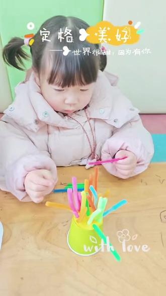 ✨大家准备好了吗?宝宝班小怪兽发型秀现在开始——👹
一个纸杯+几根扭扭棒,在宝贝们手里变成了:
🟣 紫色卷毛怪
🟢 绿色冲天辫怪
🟡 黄色爆炸头怪
……还有好多叫不出名字的创意发型!