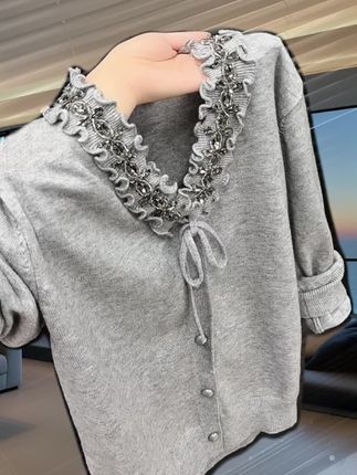 #时尚潮流穿搭 #轻奢穿搭 #时髦穿搭 #女装搭配 #针织衫 长袖木耳边镶钻V领单排扣灰色针织女2025秋冬季季慵懒风减龄开衫