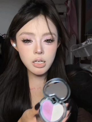 CZEL 绔姿爱心双色高光水光细闪修容高光便携细腻提亮:/ 肤色一体盘#水光质地#丝绒贴肤#展现自然光感 #饱满钻闪效果
