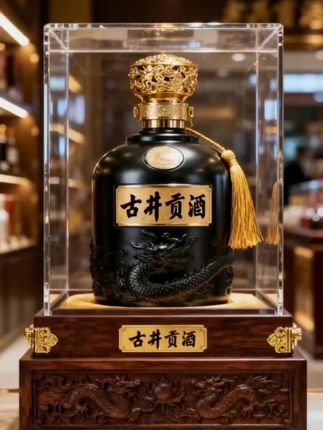 古井贡酒珍藏封坛,55度浓香型,五斤装 五斤装古井贡酒珍藏封坛|55度浓香纯酿 源自安徽古井镇核心产区,恪守千年浓香酿造古法,精选五粮慢发酵,成就55度醇厚酒体,每一滴都藏着纯粮的馥郁。 坛身古朴大气,红绸封坛仪式感拉满,五斤大容量尽显珍藏分量,摆于酒柜是景致,开封畅饮更尽兴。 开坛浓香扑鼻,入口绵甜爽净,高而不烈、厚而不腻,空杯留香悠长。无论是自饮存藏,还是馈赠挚友,都是诚意之选。 #古井贡酒 #封坛酒 #纯粮酿造 #白酒推荐 #浓香型白酒