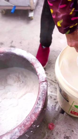 姐妹们周末愉快🌹分享制作纯红薯粉丝过程,我已做了第6次了,好吃有韧性无任何添加,只有水和红薯粉制作而成,这都是对生活品质要求高人提前预定的,粉丝有很多种吃法,下着吃,煮着吃,炒着吃,烫火锅都是最好的选择啊!需要可以了解一下!过年开始囤货了🎈🎉🌹👏