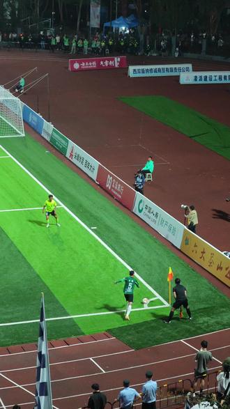 #滇超#西双版纳 #曲靖#滇超足球联赛 #滇超联赛
版纳队从0比1落后曲靖队追至2比1领先,可惜最后补时阶段被2比2打平,进入点球大战惜败,版纳队虽败犹荣!踢出了风采和拼搏精神!加油!