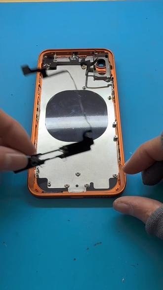 苹果X改17pro这波操作你们觉得值吗?#苹果X组装 #手机维修 #数码DIY #低成本玩手机 #抖音数码