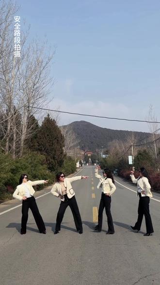 马年当然要跳白龙马啦!来啊,一起玩起来,再不疯狂就长大了!#白龙马 #马年 #年会舞蹈 #一学就会系列