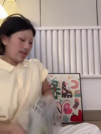 【设计感穿搭做斑驳字母印花长袖上衣宽松防晒百搭薄款连帽#今日穿搭 #慵懒风穿搭 #出游穿搭 #中式美学服饰 #春秋新款