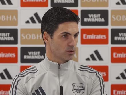 最新消息!阿尔特塔在埃弗顿赛前发布会上更新了球队情况:本怀特腿筋受伤将缺席几场但非重伤,加布里埃尔恢复顺利接近复出。哈弗茨进展良好有望尽快回归。谈及执教阿森纳六年,他表示这是一段不可思议的旅程。俱乐部在文化、阵容和竞技层面持续进步,成功归功于团队共同努力。对于英超圣诞密集赛程,阿尔特塔视其为独特机会,目标是“赢得所有比赛”。他特别表达了对前埃弗顿主帅莫耶斯的敬意与感激。关于客场多次先丢球的问题,他强调需提升一致性并利用本周完整训练进行防守细节调整。锋线方面,人员充足是积极挑战,他将根据比赛做出选择?谈到埃弗顿搬迁新球场,阿尔特塔承认充满挑战。但目标仍是取胜。
#阿森纳 #阿尔特塔 #埃弗顿vs阿森纳 #英超 #足球的魅力