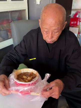 瞒着我爸给92岁爷爷第一次吃臭豆腐 #爷爷 #爷爷奶奶 #爷爷的日常 #搞笑 #吃