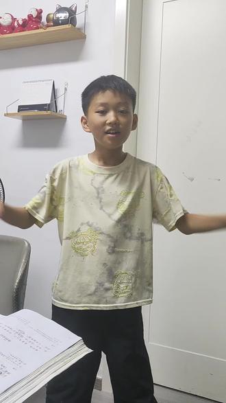 囊萤夜读 遇上这样的搞怪小孩,我只能当看小品啦#小学生自娱自乐的方式 #表演式学习 #10后的小孩子