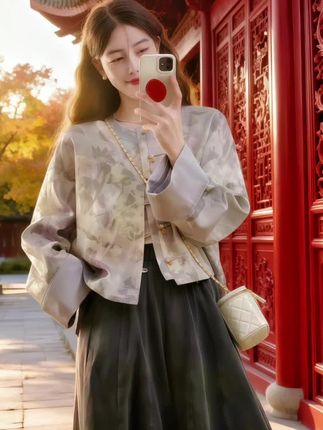 大码姐妹的新中式本命套装! 谁懂啊!大码女生想穿新中式总怕显壮,这套直接戳中我的心巴😭 上衣是高定提花暗纹,灯光下看细节感拉满,复古盘扣一扣,温婉气质立马有了。关键是版型超藏肉,肩线和腰线设计得巨贴心,拜拜肉、小肚腩全遮住~ 搭配的高腰阔腿裤更是神来之笔,拉高腰线显腿长,垂坠感绝了,走路都带风。 一套穿出门,既有国风的韵味又不挑身材,梨形、苹果型姐妹闭眼冲!拍照随便凹造型都出片,中式美学真的太治愈了✨ #大码女装 #新中式穿搭 #秋季不露腿穿搭 #早秋贵气感穿搭 #被秋日氛围感穿搭拿捏了 @抖加🔥上热门🔥dou+🔥热点宝