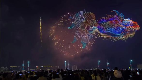 天为幕,海为台,城为景
11万发烟花+1万架无人机点亮汕头内海湾
骏马踏焰,英歌踏浪,马汕有好事!
这一夜,汕头惊艳全世界✨#汕头 #汕头烟花 #无人机灯光秀