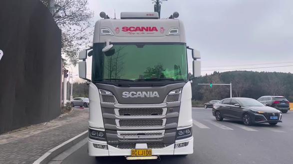 路上偶遇一辆斯堪尼亚R500,真车太帅了#斯堪尼亚 #汽车模型