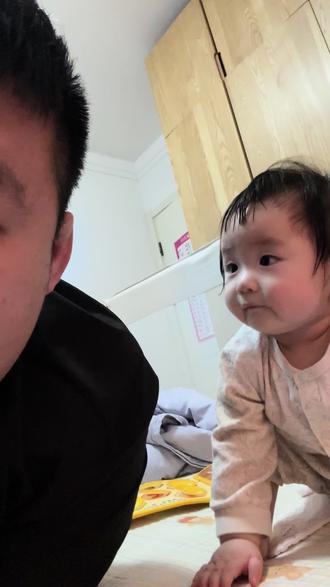 一个连屎尿都控制不住的年纪,却能死死控制住一个大人#粑粑的小棉袄 #绝对是亲生的 #带娃 #饺子耳