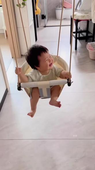 人类幼崽的快乐,一个便携秋千就搞定#婴儿秋千椅 #小宝宝荡秋千 #宝宝秋千椅 #宝宝秋千室内家用