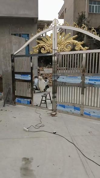 不锈钢院子大门安装中