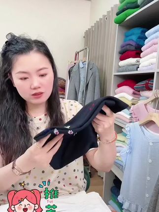 这款短袖面料柔软又透气,上身超舒服!😍强烈推荐给喜欢舒适穿搭的你~#面料柔软舒适 #透气舒适