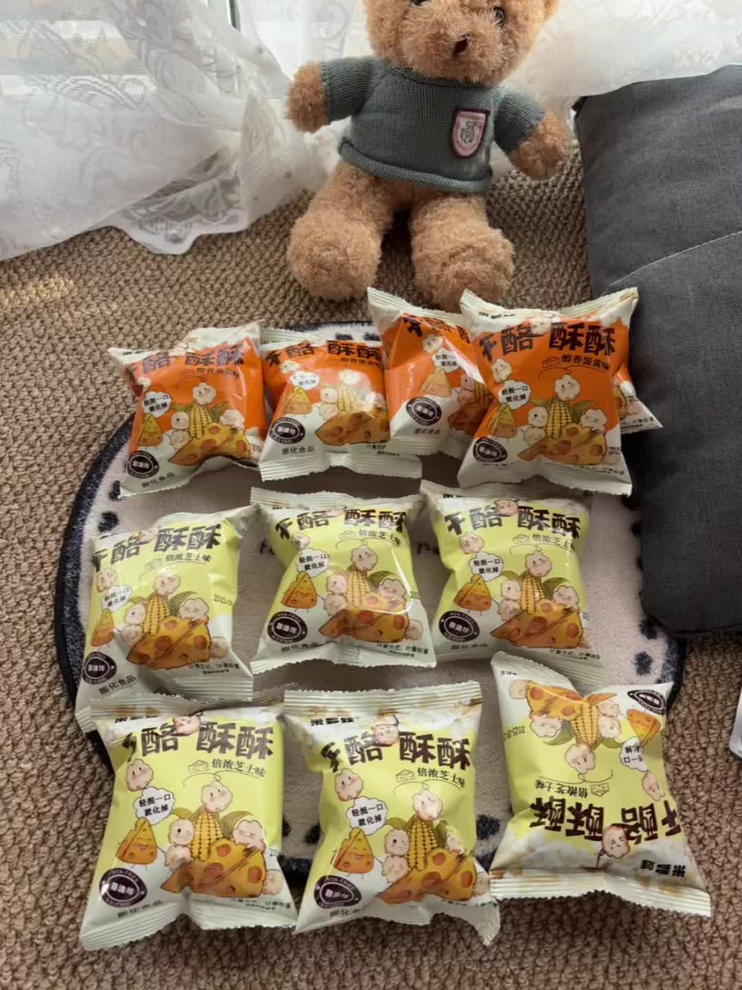 儿子超级喜欢吃的一款小零食 有咸蛋黄味,还有芝士味 你看我左下角才多少钱#零食推荐