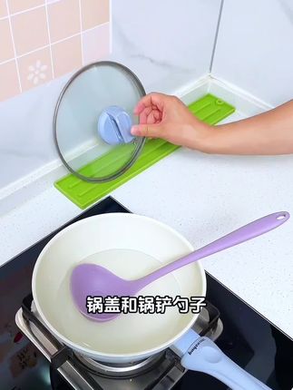 姐妹们,自从有了这个窄缝锅盖架,家里的锅盖再也不会没地方放了,而且它还能当个锅铲架,放在灶台边,做饭时随手就能拿到。它的底部是防滑的设计,放在地上也很稳当,不会乱跑。脏了用水冲一下就可以特别方便#实用好物 #生活好帮手 #居家好物 #厨房好物 #好东西一起分享