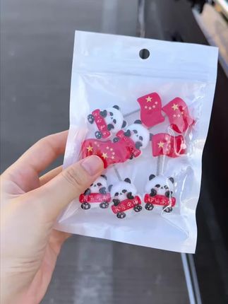 #车载好物 #车载摆件 #新奇特创意 #上热搜 车载摇头爱国熊猫 小红旗摆件 车内装饰品 汽车导航屏幕摆件爱国情怀 #爱国熊猫