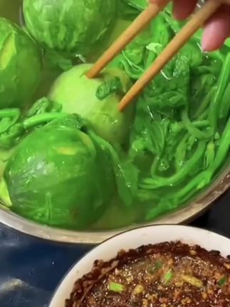 贵州的这个木姜子糊辣椒面吃起来很方便,木姜子特有的香味加上本地的新辣椒面,做蘸水真的太香太好吃了#贵州木姜子糊辣椒面 #贵州蘸水有多绝#贵州柴火糊辣椒面蘸水#戒不掉的贵州味道 #贵州柴火糊辣椒面