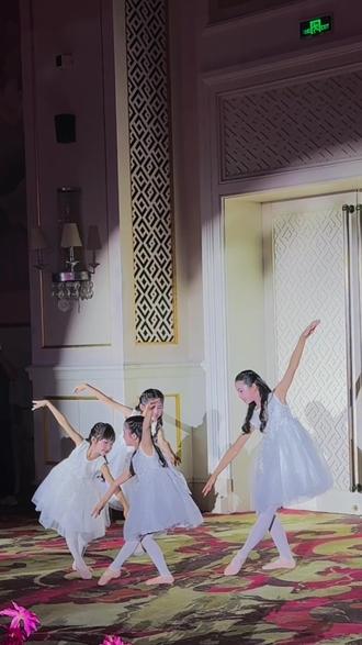 小朋友们共同跳舞为老师的婚礼开门,新娘的婚礼上不仅有亲朋好友的见证,更有学生们的祝福。 #婚礼入场方式 #新娘入场#福州主持人元杰#婚礼司仪#婚礼跳舞