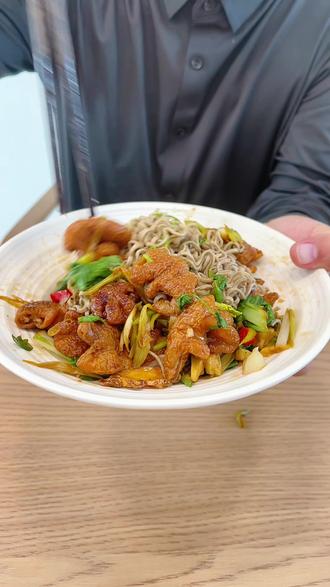 挑战2个月减肥30斤 第 43天 | #鲜活美食家 #生活化减脂餐
605大卡!|「一锅鲜」肥肠荞麦面🍜
中式减脂餐系列又上新~
今天安排超解馋的——
“低脂版香辣肥肠荞麦面”
家常食材就能做,步骤超简单!
香辣口,荞麦面吸满汤汁,处理干净的肥肠软嫩不腻,
天冷嗦一碗热乎的,饱腹又没负担,减脂期也能大口吃~
#减脂餐 #中国胃减脂餐 #荞麦面做法