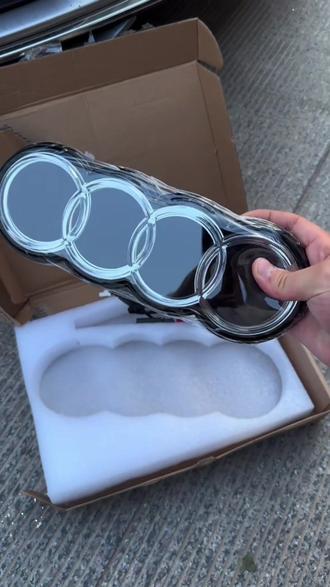 粉丝大哥要的奥迪发光车标,到了奥迪全系车型都可以无损安装,支持三种解锁动态发光效果,咱们直接上路给大家展示一下。#车品 #奥迪 #汽车好物