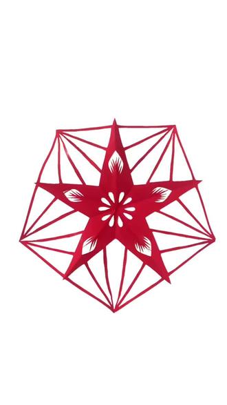 准备正方形彩纸,沿对角线对折成三角形,将底边五等分后依次翻折成窄五边形小纸块,在侧面画好连接边缘的图案,画好之后,用剪刀沿着线条慢慢剪下来,记得要小心一点,别剪到手。剪完之后,轻轻把纸团展开,一朵漂亮的五折五角星团花就完成啦!#剪纸教程